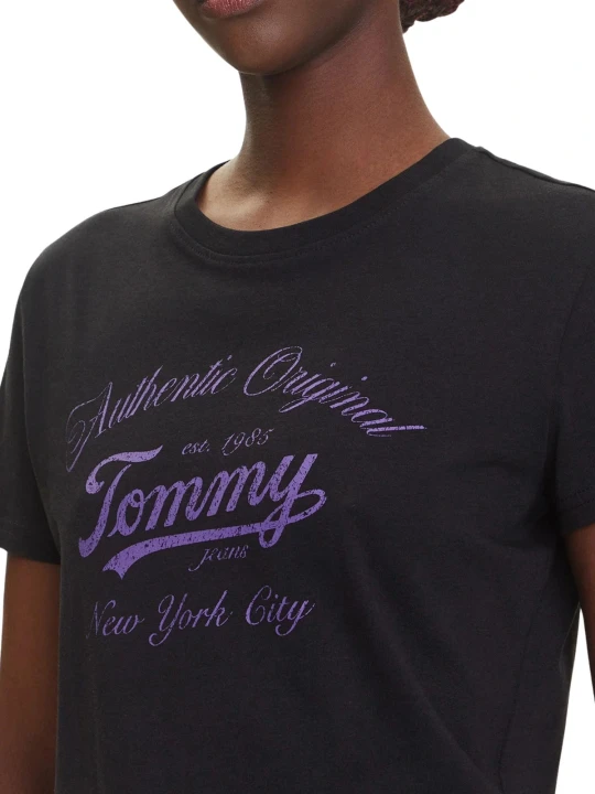 pol_pl_T-shirt-damski-Tommy-Jeans-DW0DW21404-BDS-CZARNY-26956_1.webp