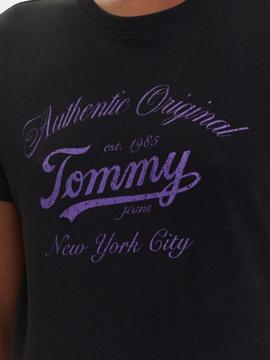 pol_pl_T-shirt-damski-Tommy-Jeans-DW0DW21404-BDS-CZARNY-26956_2.webp